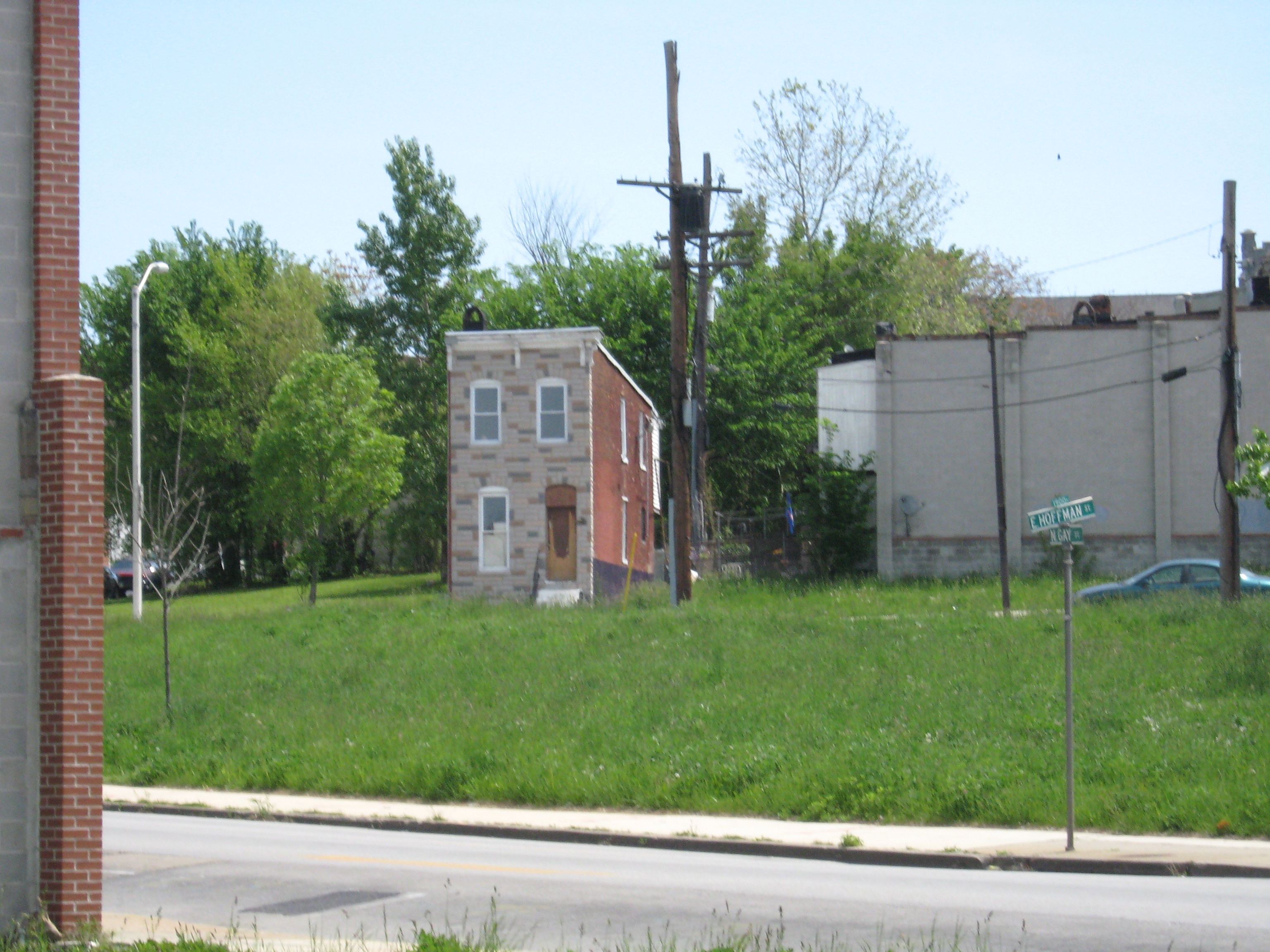 Photograph of a single remaining row house on a Baltimore street by Justin Hollander